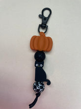 Load image into Gallery viewer, Skeleton Cat/ Pumpkin Keychain