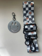 Load image into Gallery viewer, Silver Smiley Keychain